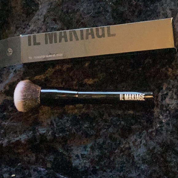 IL MAKIAGE Makeup Brand New Il Makiage 0 Foundation Blending Brush 45 Retail Makeup Poshmark